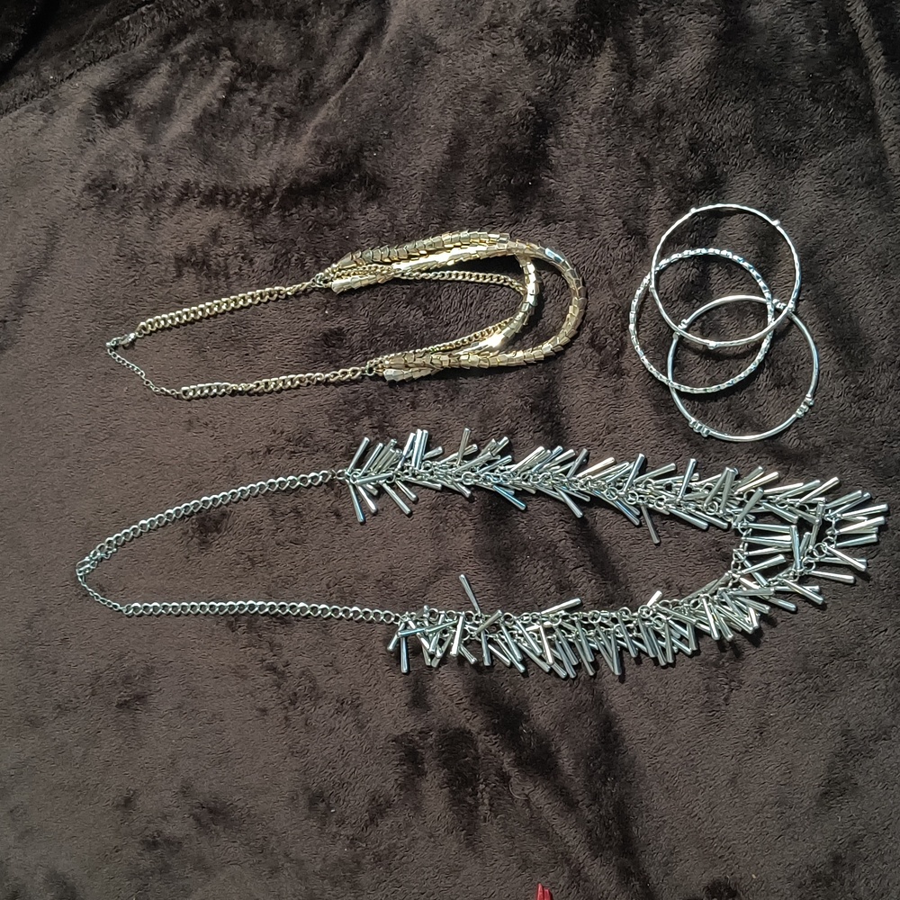 Bundle Of Yeo Necklaces And Bracelet Set